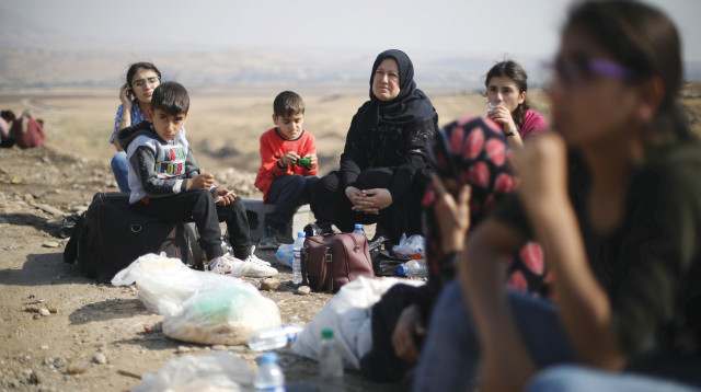 פליטים סורים ליד גבול טורקיה (צילום: רויטרס)