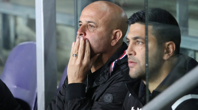 מאמן הפועל באר שבע יוסי אבוקסיס עם עוזרו אליניב ברדה (צילום: לילך וייס רוזנברג)