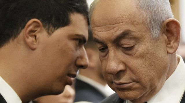בנימין נתניהו ועו"ד עמית חדד ביום פתיחת עדות נתניהו (צילום: רובי קסטרו)