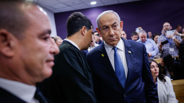 בנימין נתניהו ועו"ד עמית חדד ביום פתיחת עדות נתניהו (צילום: חיים גולדברג פלאש 90)