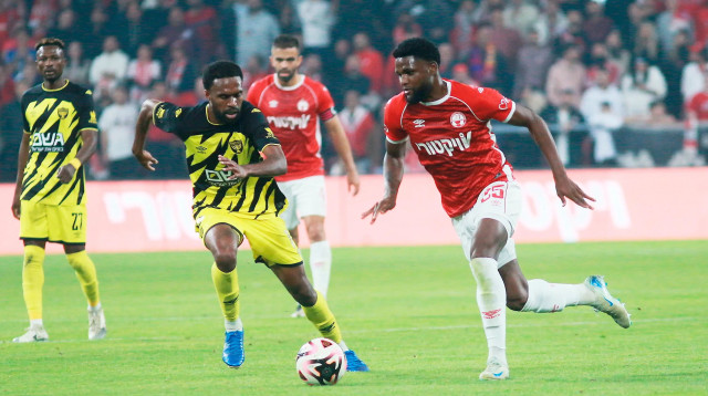 לוקאס ונטורה שחקן הפועל באר שבע לצד ז'קוב ז'נו שחקן בית"ר ירושלים (צילום: קובי אליהו)