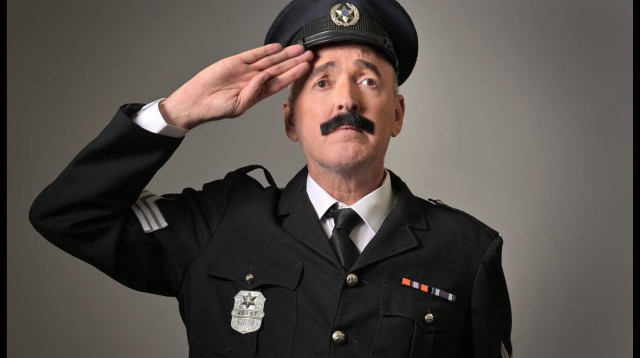 שלום אסייג בתפקיד "השוטר אזולאי" (צילום: יוסי צבקר)