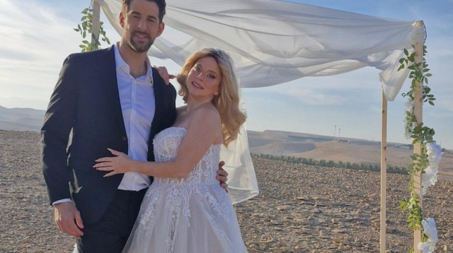 שחף רז עולה על חליפת חתן (צילום: יחצ)