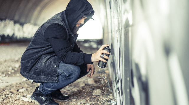 חשוד נעצר לאחר שריסס גרפיטי והדביק מנעולים (צילום: אינגאימג)