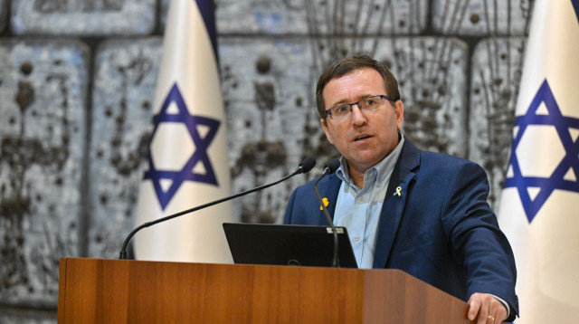 פרופ' חגי לוין בבית הנשיא. סכנה לחטופים ולבני משפחותיהם (צילום: לע"מ)