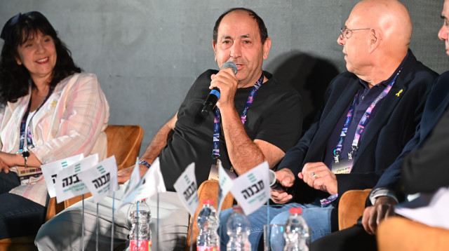 רמי לוי בפאנל של מרכז הבנייה הישראלי (צילום: עידן גרוס)