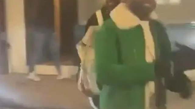 פלויד מייוות'ר מותקף על ידי פרו פלסטינים בלונדון (צילום: צילום מסך, מתוך הרשתות החברתיות)