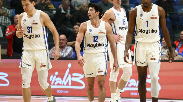 שחקני מכבי תל אביב רוקאס יוקובאיטיס, ג'ון דיברתולומאו, ג'יילן הורד, ג'ייק כהן (צילום: דני מרון)