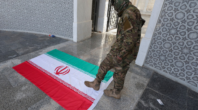 חייל מורדים בארמונו של בשאר אל-אסד בדמשק (צילום: רויטרס)