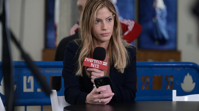 יולן כהן בסיקור משפט נתניהו  (צילום: אבשלום ששוני)