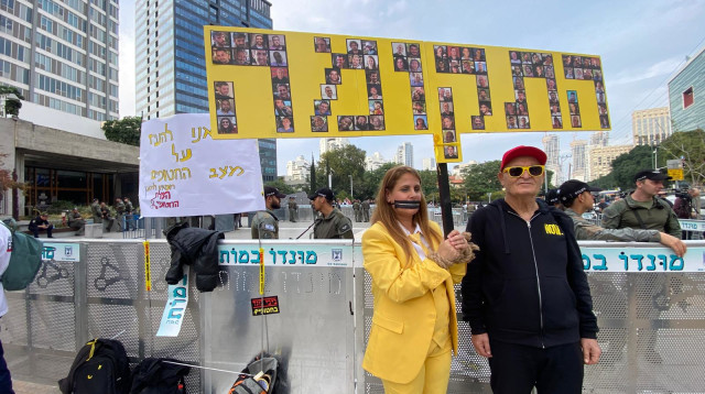 מחאות למען שחרור החטופים מחוץ לדיון (צילום: אבשלום ששוני)