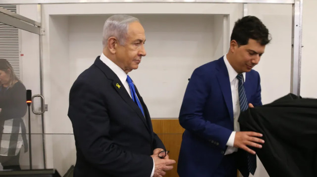 רה"מ נתניהו מתכונן לעדותו (צילום: עמית שאבי)