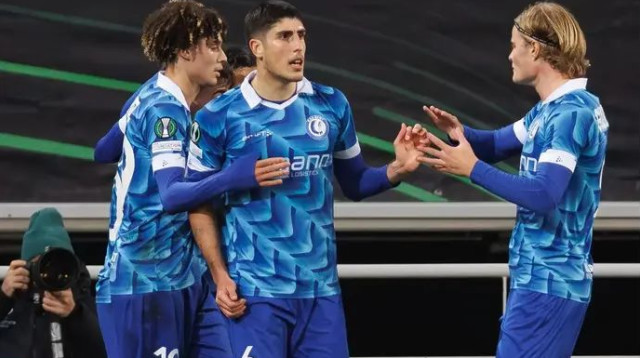 תשעה שערים בגנט העונה ועוד אחד בנבחרת. עומרי גאנדלמן חוגג עם החברים (צילום: GettyImages, KURT DESPLENTER/BELGA MAG/AFP)