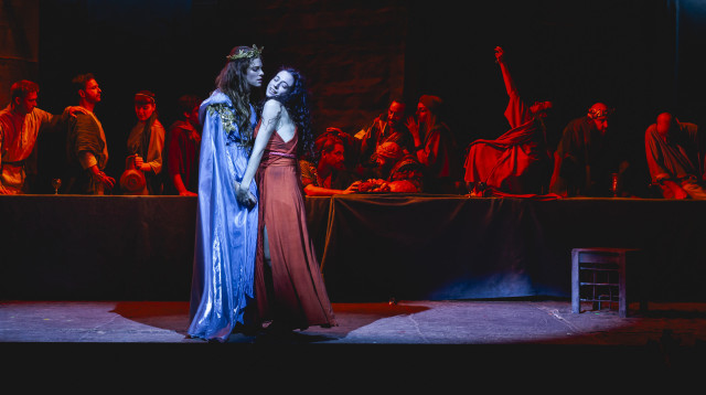 רוני עינב בהצגה "שמשון" (צילום: ישעיה פיינברג)