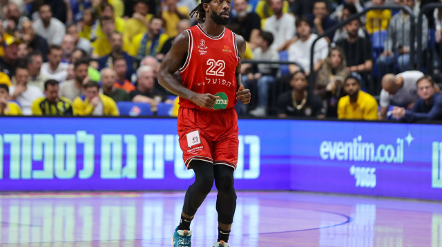 שחקן הפועל תל אביב פטריק בוורלי מול שחקן מכבי תל אביב רומן סורקין (צילום: לירון מולדובן)