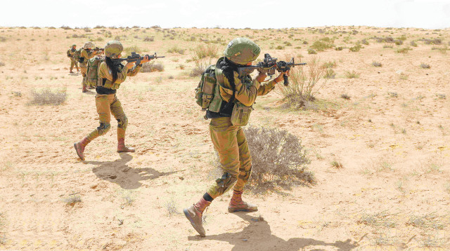לוחמות ברדלס באימון גבול מצרים (צילום: מרק ישראל סלם)