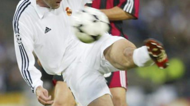 זינדין זידאן במדי ריאל מדריד בגמר האלופות (צילום: Martin Rose / Staff)