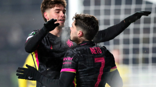 מארק גיו חוגג עם פדרו נטו שחקני צ'לסי (צילום: רויטרס)