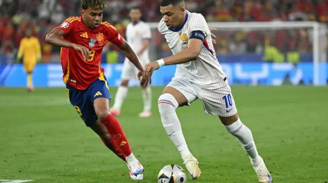 מי פה הכוכב? ימאל מול קיליאן, בשנה הבאה בקלאסיקו (צילום: GettyImages)