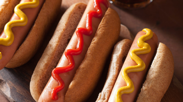 נקניקיה וקולה (צילום: אינג'אימג')