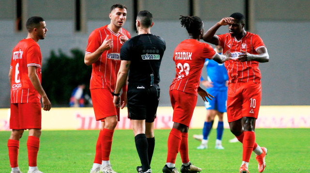 קווין סוני שחקן בני סכנין (מימין) זועם על השופט מג'ד רושרוש (צילום: קובי אליהו)