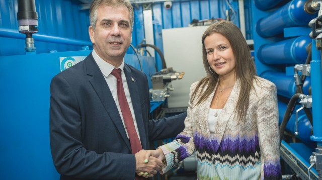 שר האנרגיה אלי כהן ומנכ"לית אקו וייב פאוור אינה ברוורמן (צילום: דוברות אקו וייב)