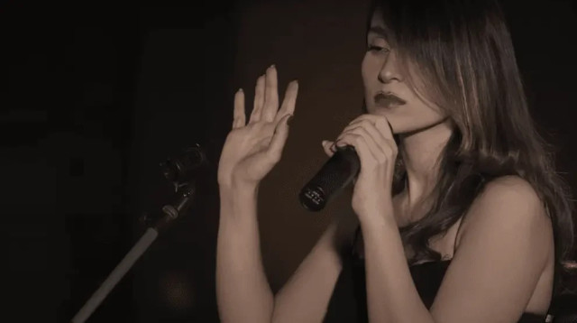 פרסטו אחמדי, נעצרה כי הופיעה ללא חיג׳אב ביוטיוב (צילום: צילום מסך מתוך יוטיוב)