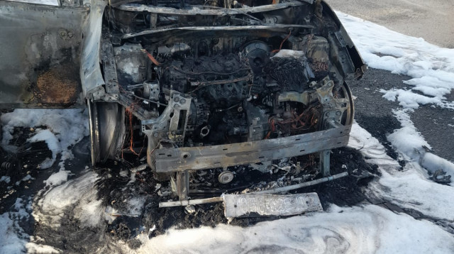 הצתת רכב בחדרה (צילום: דוברות המשטרה)