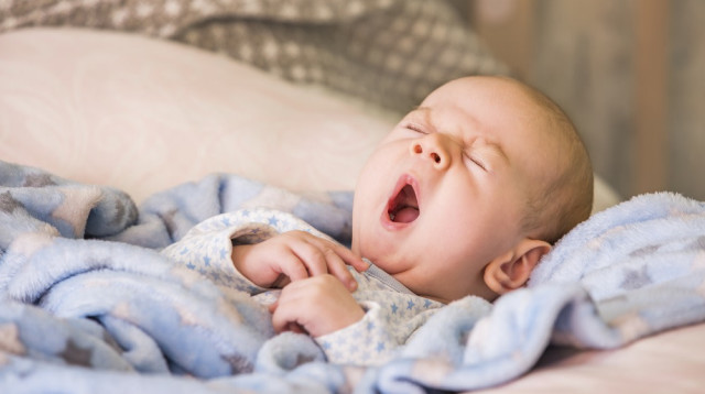 פעוט. השכבה על הגב במיטה נפרדת (צילום: שאטרסטוק)