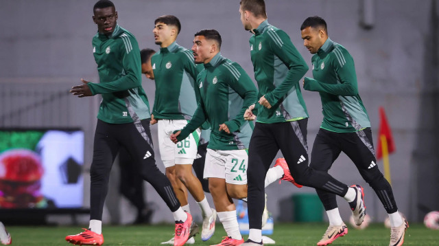 מתיאס נהואל (מימין), אולכסנדר סירוטה, איתן אזולאי, איאד חלאילי, עבדולאי סק שחקני מכבי חיפה בחימום (צילום: מאור אלקסלסי)