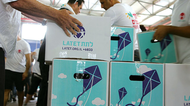 חלוקה לנזקקים (צילום: ארגון לתת)