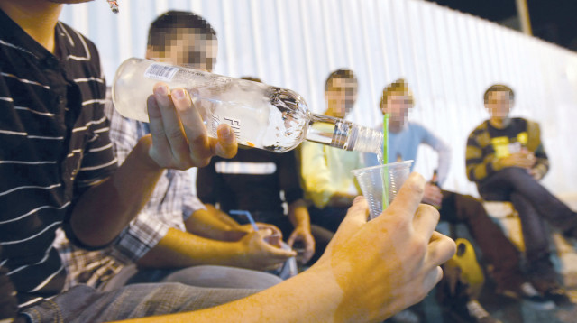 בני נוער שותים (צילום: פלאש 90)