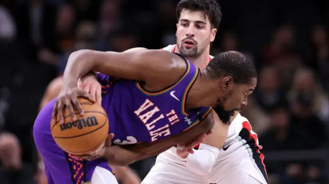 ערב לא רע לא הספיק. אבדיה שומר על דוראנט (צילום: GettyImages, Chris Coduto)