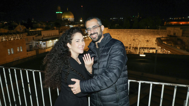 ענבר ויקיר בהצעת הנישואין בכותל (צילום: באדיבות המצולמת)