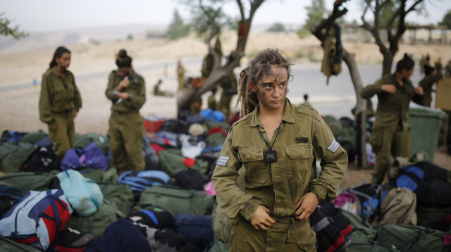 חיילת במדי ב׳ (צילום: רויטרס)
