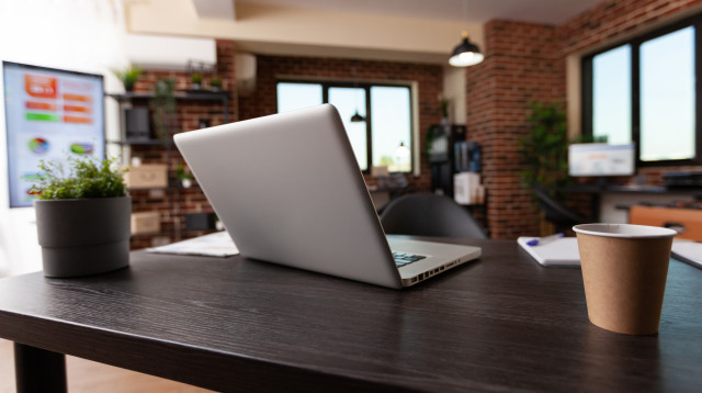 שולחן בעבודה (צילום: Freepik)