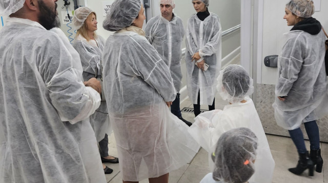 סיור במפעל "כפיר ארוחות" (צילום: דוברות עיריית רמת גן)