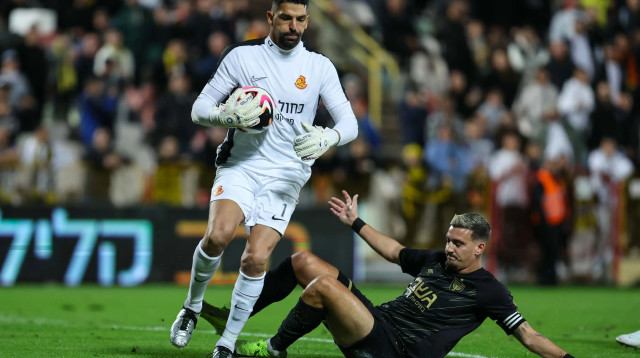 שוער מ.ס. אשדוד, אריאל הרוש, ליד שחקן בית"ר ירושלים, ירדן שועה (צילום: לירון מולדובן)