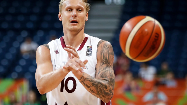 יאניס טימה במדי נבחרת לטביה (צילום: GettyImages, Srdjan Stevanovic)