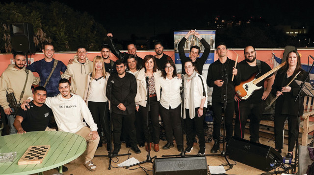 להקת ניצן בנד עם חיילי מחלקת השיקום של שיבא (צילום: עמית הובר)