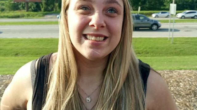 קיילי מוטהארט עם העיניים התותבות שקיבלה (צילום: SWNS)