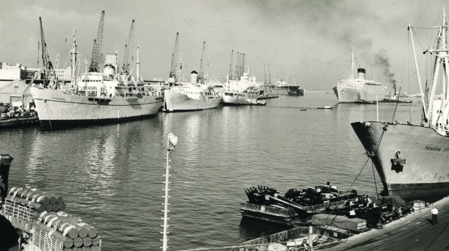 אוניית הסוחר "יהודה" עוגנת בנמל חיפה, שנות ה־50־60 (צילום:  אוסף חיפה, ד"ר ירמיהו (ירי) ז"ל ושושנה רימון, מוזיאון העיר חיפה)