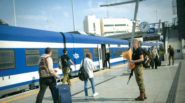 תחנת רכבת בחיפה (צילום: מרים אלסטר, פלאש 90)