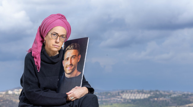 דיצה אור עם תמונתו של בנה אבינתן (צילום: יוסי אלוני)