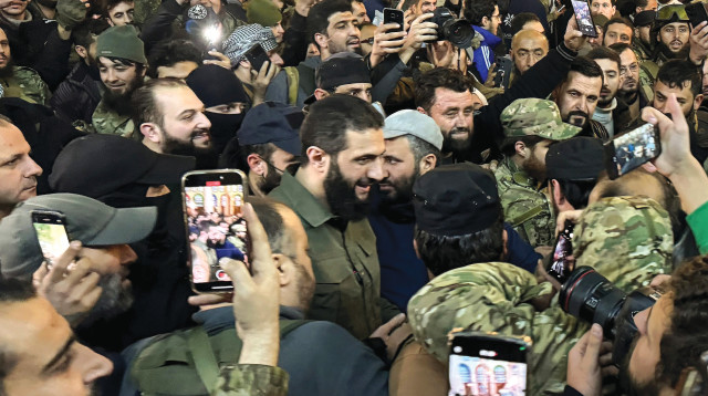 מפקד המורדים אבו מוחמד אל ג׳ולאני במסגד אוממיאד בדמשק  (צילום: רויטרס)