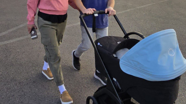 עפר שכטר וקסניה משתחררים מבית החולים עם בנם השני (צילום: יח"צ)