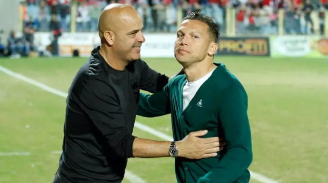 מאמן בני יהודה, יוסי אבוקסיס, מול מאמן הפועל באר שבע, ברק בכר (צילום: יוסי ציפקיס)