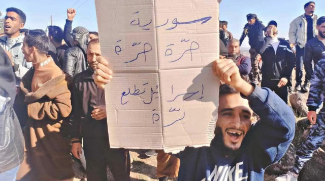 מפגינים סורים מול כוחות צה"ל סמוך לאיזור החייץ (צילום: רשתות ערביות)