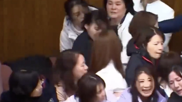 מכות בפרלמנט בטאיוואן (צילום: צילום מסך רשת X)