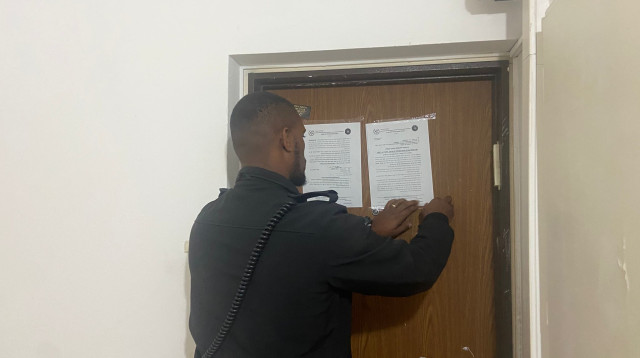 צו סגירה לדירה בשיפוצים ברמת גן (צילום: דוברות המשטרה)